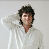 Alternative Singer Theo Kandel Reveals Single and Music Video