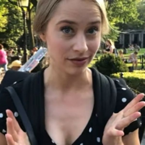 Video: Annie Sherman Goes Busking Before PIAF LIVES At The Green Room 42 - Cabaret Theater Video
