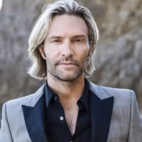 Grammy Winner Eric Whitacre Conducts First Ever Live Virtual Chorus Using…