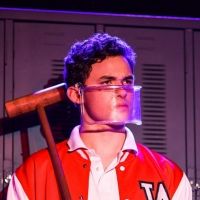 Theo Barreto Se Divide Entre A MEGERA DOMADA – O MUSICAL e HEATHERS – MUSICAL