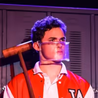 Theo Barreto Se Divide Entre A MEGERA DOMADA – O MUSICAL e HEATHERS – MUSICAL