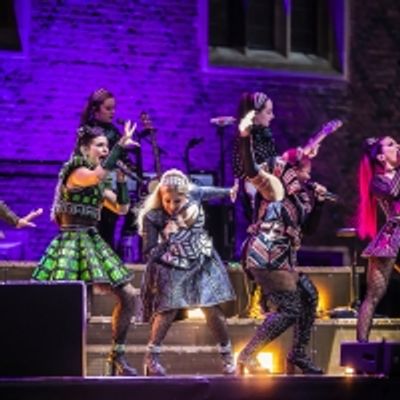 Photos: The Cast of SIX Performs at Hampton Court Palace