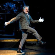 Photos: First Look at Isaac Mizrahi as 'Amos Hart' in CHICAGO
