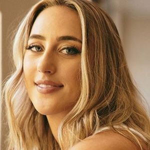 Ashley Cooke Takes Aim with Debut Album 'shot in the dark'