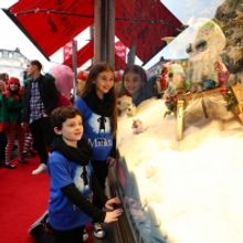 Cast of West End Production of MATILDA THE MUSICAL Unveiled This Year's Festive Displ