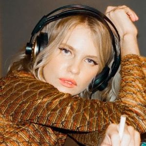 DAISY JONES & THE SIX Writer Kayslee Don Collins Shares 'Easy To Leave'