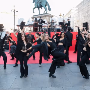 TV: La Puerta del Sol se llena de la gran celebración del estreno de CABARET
