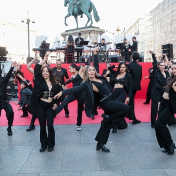 TV: La Puerta del Sol se llena de la gran celebración del estreno de CABARET Photo