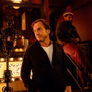 Bradley Cooper's IS THIS THING ON? Sets Hulu Streaming Debut