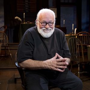 Chicago Theatres To Dim Lights; Hold Memorial in Honor of Late Frank Galati