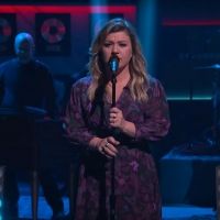 VIDEO: Kelly Clarkson Covers 'Rare'