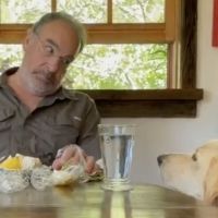 VIDEO: Mandy Patinkin Sings Hebrew Prayers to His Dog Before Her Meals