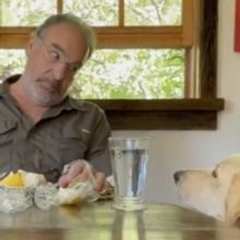 VIDEO: Mandy Patinkin Sings Hebrew Prayers to His Dog Before Her Meals
