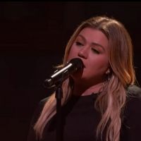VIDEO: Kelly Clarkson Covers 'Dream On' Video