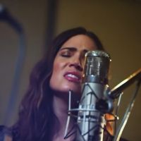 VIDEO: Mandy Moore Performs 'How Could This Be Christmas?' on THE KELLY CLARKSON SHOW