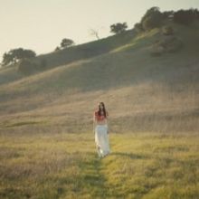 VIDEO: Lizzy McAlpine Unveils 'ceilings' Video