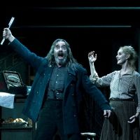 El elenco de la producción de Barcelona de SWEENEY TODD celebra su 25 aniversario…