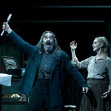 El elenco de la producción de Barcelona de SWEENEY TODD celebra su 25 aniversario...