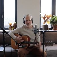 VIDEO: GROUNDHOG DAY Star John Sanders Sings 'Night Will Come'