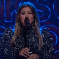 VIDEO: Kelly Clarkson Covers 'Lay Me Down'