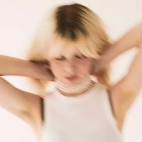 Maisie Peters Unveils New Song 'Blonde'