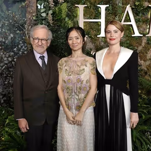 Photos: HAMNET Holds Los Angeles Premiere with Jessie Buckley, Steven Spielberg, &…
