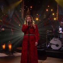 VIDEO: Kelly Clarkson Performs 'Have Yourself A Merry Little Christmas'