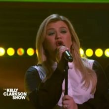 VIDEO: Kelly Clarkson Performs Lauv's 'I Like Me Better'