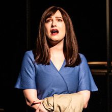 Review: PĚT LET tam ale i ZPĚT v Divadle Hybernia se točí kolem vztahu mladé dvo