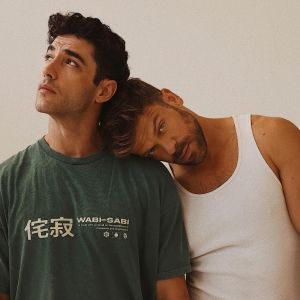 VIDEO: Ricky Merino lanza 'Amants Que S’Amaguen', su primer single en catalán junto…