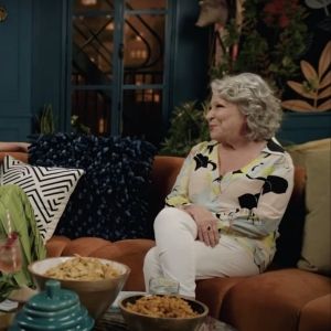 Video: Bette Midler Talks HELLO, DOLLY! Backstage Fun With Busy Philipps