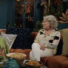 Video: Bette Midler Talks HELLO, DOLLY! Backstage Fun With Busy Philipps