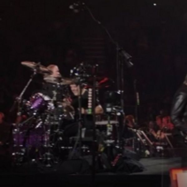 VIDEO: Metallica and the San Francisco Symphony Perform 'Moth Into Flame' - Broadway Theater Video