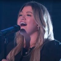 VIDEO: Kelly Clarkson Covers 'Times Like These' Video