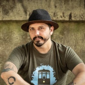 Starita Releases New Single 'Holding Pattern'