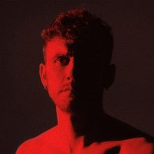 TV: Manu Pilas lanza su nuevo single ‘Ojos Que No Ven’