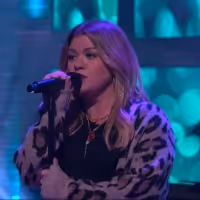 VIDEO: Kelly Clarkson Covers 'I'm Sorry' by Blake Shelton Video