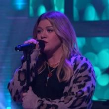 VIDEO: Kelly Clarkson Covers 'I'm Sorry' by Blake Shelton