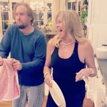 VIDEO: Goldie Hawn Dances to Outkast While Washing Dishes