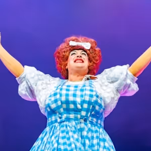 EDINBURGH 2025: Review: SHE'S BEHIND YOU, Traverse Theatre