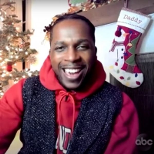 VIDEO: Leslie Odom Jr. Sings 'It's Beginning to Look a Lot Like Christmas' on GOOD MORNING AMERICA - Broadway Theater Video