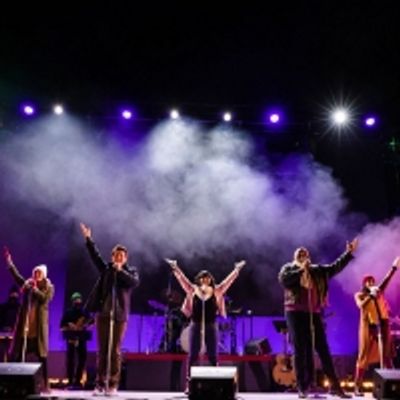 BWW Review: UNWRAPPED: AN ORIGINAL CHRISTMAS REVUE Creates Hopeful Magic at The Phoenix Theatre Company