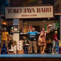 Review: CEK TOKO SEBELAH Stocks Up on Love and Laughter Photo
