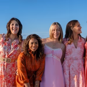 Photos: Jennifer Garner Shines in First Look at THE FIVE STAR WEEKEND