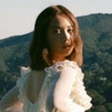 Laufey's 'Everything I Know About Love' Reaches #1 on Billboard's Alternative New Art