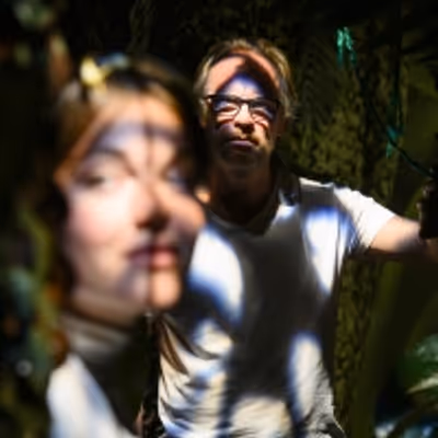 BWW Feature: INDRUKWEKKEND OORLOGSVERHAAL OP KLOMPEN DOOR DE DESSA KEERT TERUG NAAR HET THEATER at Beeld en Geluid Den Haag