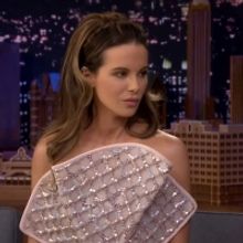 VIDEO: Kate Beckinsale Says She Looks Like Ryan Reynolds on THE TONIGHT SHOW!