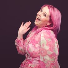 EDINBURGH 2023: LINDSEY SANTORO, PINK TINGE, The Pleasance Courtyard