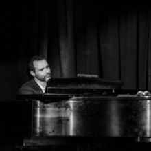 BWW Review: TikTok-lebrity Scott Evan Davis Brings Friends, Music & His Brand Of Snar