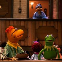 Video: Sabrina Carpenter and Seth Rogen Join THE MUPPET SHOW in New Teaser